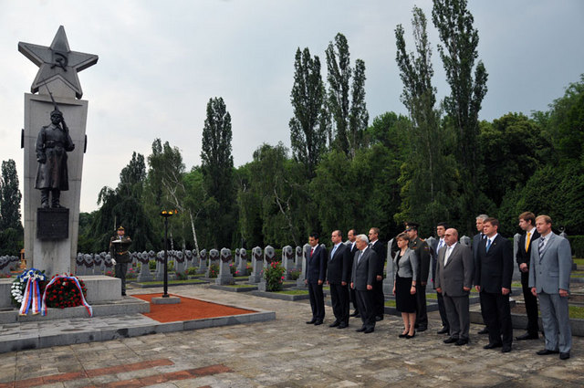 První kroky účastníků jubilejního 10. zasedání vedly v Praze na Olšanské hřbitovy, kde vzdali čest  obětem 2. světové války na Pohřebišti ruských vojáků