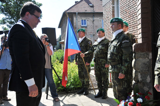 Památce hrdiny se před jeho rodným domem poklonil ministr obrany Alexandr Vondra