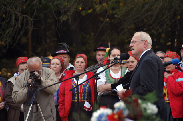 Prezident Slovenské republiky Ivan Gašparovič  projevu podtrhl důležitost připomínat tuto událost mladé generaci a varoval před překrucováním faktů historie