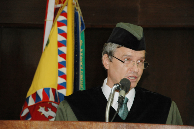  Emeritní rektor-velitel brig. gen. v záloze prof. Rudolf Urban při projevu