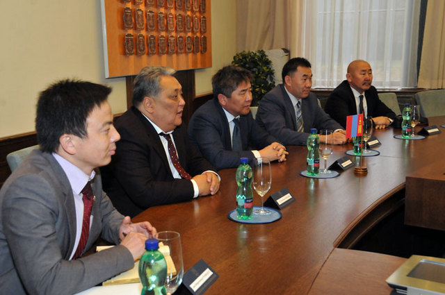 Mongolská delegace před zahájením jednání na českém ministerstvu obrany