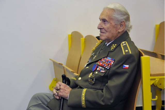 Brigádní generál Alexander Beer obdržel za své druhoválečné skutky před nedávněm nejvyšší státní vyznamenání od prezidenta republiky