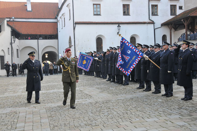 Přehlídku nastoupených jednotek provedl v doprovodu velitele strakonické brigády plukovníka gšt. Vladimíra Barci náčelník GŠ AČR generálporučík Petr Pavel