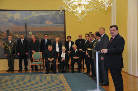 Předávání osvědčení se spolu s ministrem obrany Alexandrem Vondrou zúčastnila celá řada významných hostů