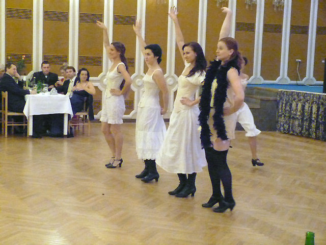 Z vystoupení Spolku elegantních  dam z Brna, které nadchlo účastníky jubilejního plesu
