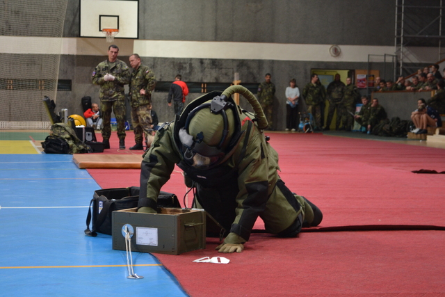 Ukázka práce pyrotechnika při  likvidaci IED  