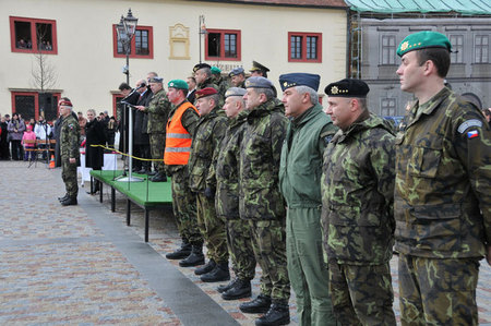 Čestní hosté slavnostního nástupu v Brandýse nad Labem (2)