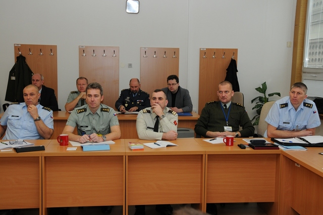 Studenti Kurzu Generálního štábu armádního generála Tomáše Sedláčka (v popředí)