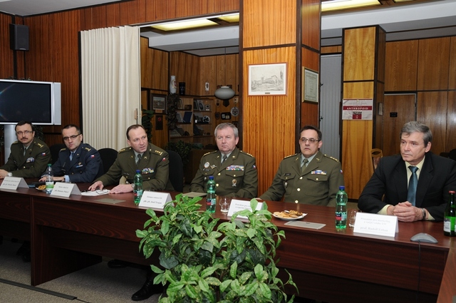 Management Univerzity obrany v čele s rektorem-velitelem plukovníkem Bohuslavem Přikrylem (třetí zleva)