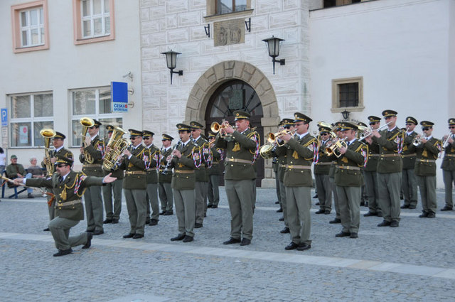 a kapitán Richard Czuczor, který s hudebníky předvedl dokonalou exhibici