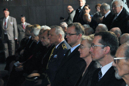 Mezi hosty pietní vzpomínky v Motole byli první náměstek ministra obrany Daniel Koštoval a zástupce náčelníka GŠ AČR generálmajor Bohuslav Dvořák (uprostřed)