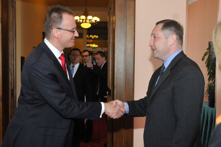 První náměstek ministra obrany Daniel Koštoval se zdraví s vedoucím gruzínské delegace státním tajemníkem Gruzie Alexem  Petriashvilim