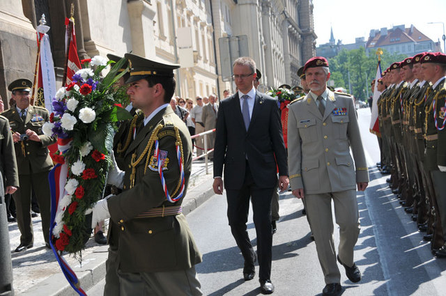 Smuteční věnec Ministerstva obrany ČR a Generálního štábu AČR položili k pamětní desce v Resslově ulici první náměstek ministra obrany Daniel Koštoval a náčelník GŠ AČR generálporučík Petr Pavel