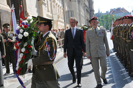 Smuteční věnec Ministerstva obrany ČR a Generálního štábu AČR položili k pamětní desce v Resslově ulici první náměstek ministra obrany Daniel Koštoval a náčelník GŠ AČR generálporučík Petr Pavel