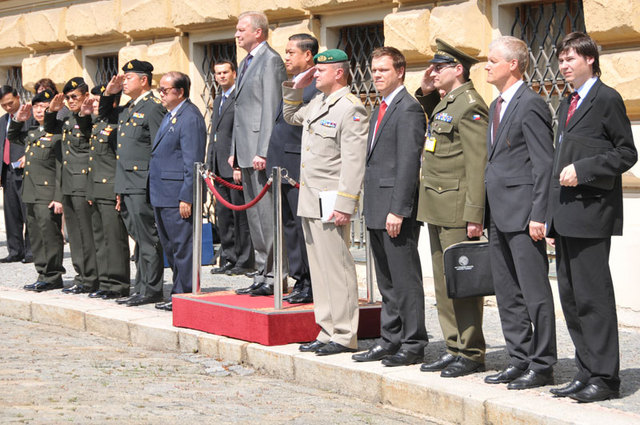 Obě delegace při vojenském ceremonilálu s poctami v areálu Ministerstva obrany v Praze