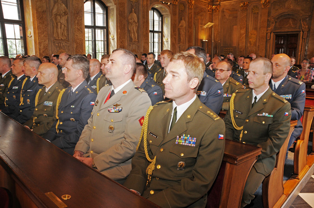 Absolventi Kurzu Generálního štábu a Kurzu vyšších důstojníků.