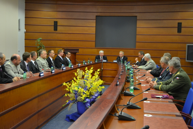 Premiér Jiří Rusnok a ministr obrany Vlastimil Picek mezi členy členy Kolegia ministra obrany