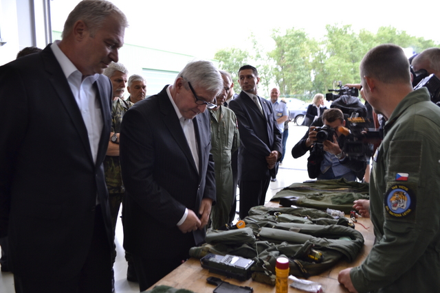 Jiří Rusnok si prohlédl letouny gripen, jejich zázemí a výstroj pilotů