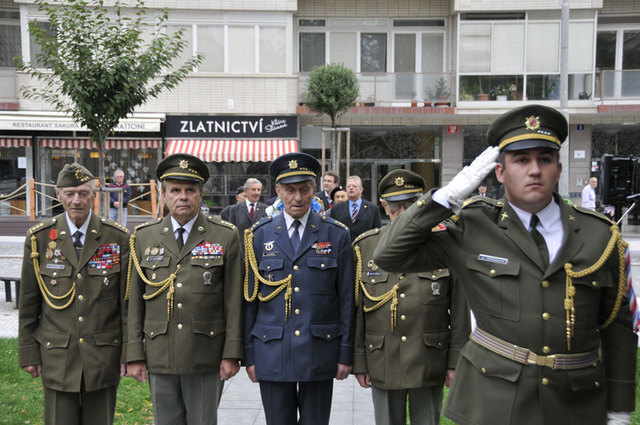 Poctu padlým vojenským letcům vzdali i další účastníci pietního setkání na pražském náměstí Svobody