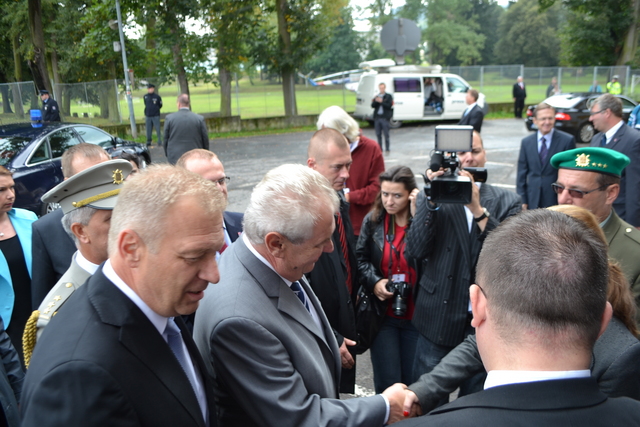 Prezident Miloš Zeman přichází v doprovodu ministra obrany (první zleva) na besedu se žáky Vojenské střední školy a Vyšší odborné školy MO v Moravské Třebové