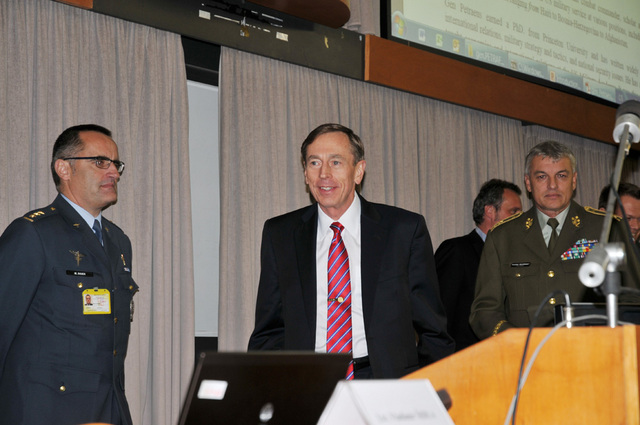 Zleva: plukovník Bauer, generál Petraeus, generál Malenínský
