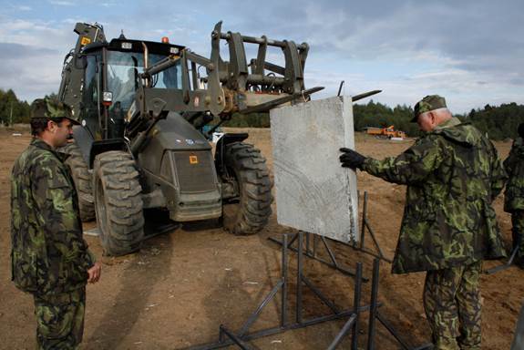 Osazování desek do stojanů