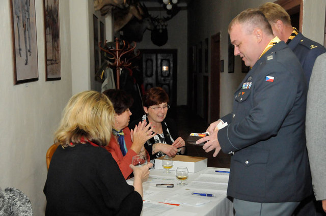 Nezbytná prezentace účastníků jubilejního setkání v Komorním Hrádku