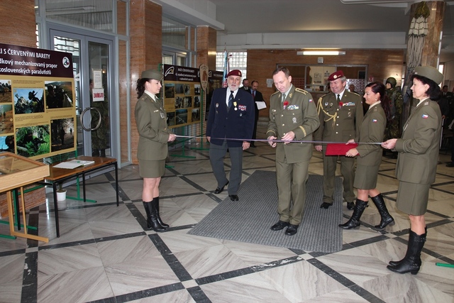  Přestřižením pásky generál Bohuslav Přikryl otevírá výstavu 