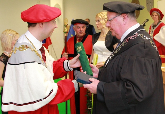 Rektor TnUAD doc. Jozef Habánik uděluje čestný doktorát prof. Hrubému