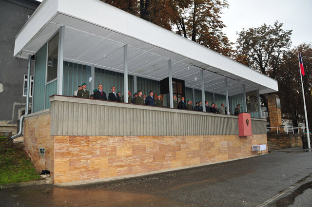 Tribuna s představiteli vedení UO a hosty