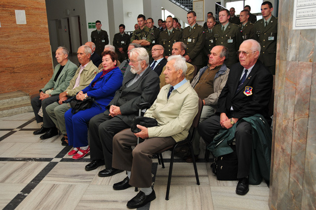 Zástupci partnerských spolků a organizací válečných veteránů a studenti UO