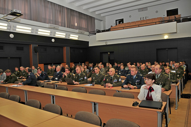 Účastníci workshopu absolventů UO