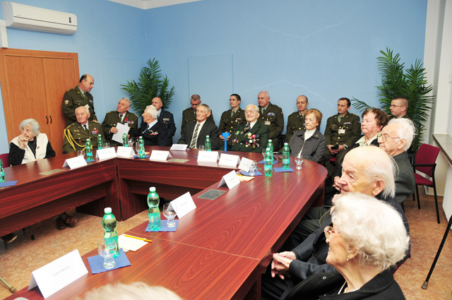 Účastníci setkání prezidenta republiky s válečnými veterány