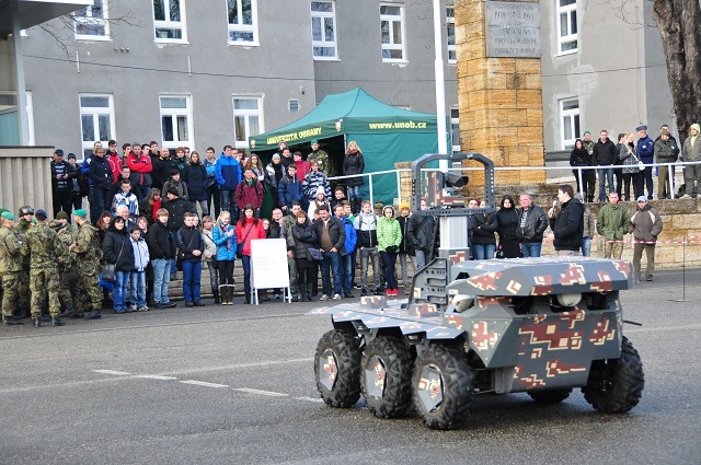 Ukázka robotizovaného vozidla Taros
