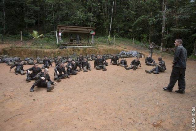 Rotný Michal Matějů vede cvičení