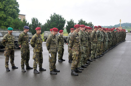 Z nástupu před odjezdem z vojenského letiště v Chrudimi na pardubické nádraží