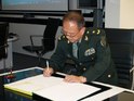 Generálmajor Zhang Yingli podepisuje kroniku UO