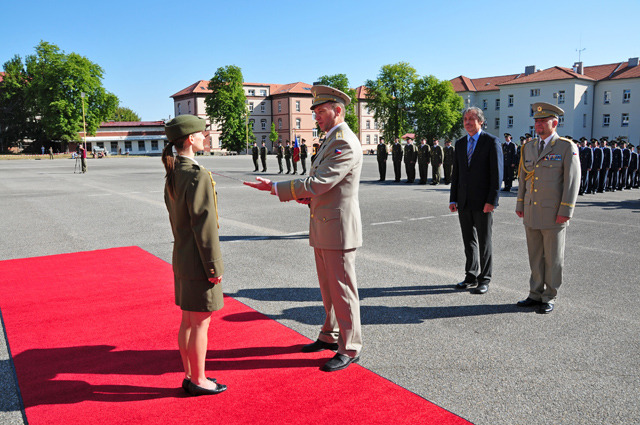 Rektor –velitel UO brigádní generál Bohuslav Přikryl pasuje nejlepší studentku