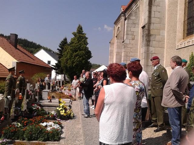 ...a přidají oblíbené písničky u hrobu