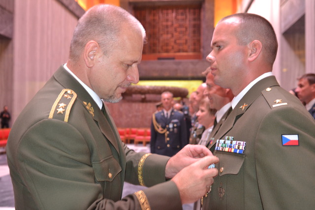 Ocenění vojákům předává generálmajor Jiří Baloun