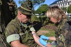 Mezitím se připravuje voják-dárce k poskytnutí potřebné krve raněnému vojákovi přímo v poli