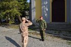  Předseda komise přijal hlášení od velitele 5. SR BAF kapitána Radka Šomana