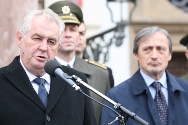 K vojákům promluvil prezident republiky a vrchní velitel ozbrojených sil Miloš Zeman, ministr obrany Martin Stropnický (vpravo)