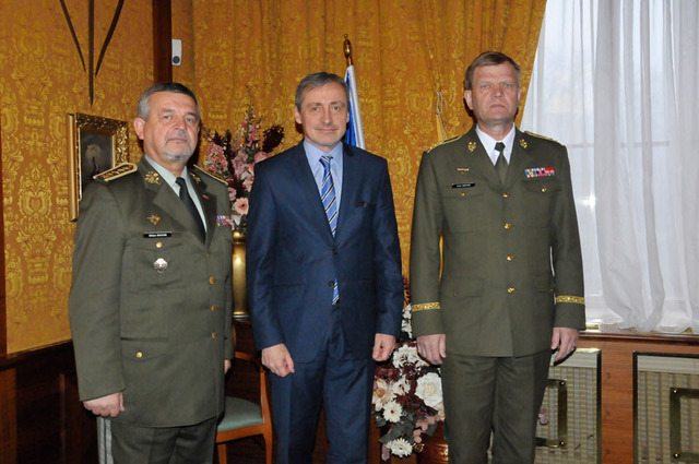 Společná fotografie obou náčelníků generálních štábů s ministrem obrany Martinem Stropnickým