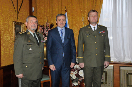 Společná fotografie obou náčelníků generálních štábů s ministrem obrany Martinem Stropnickým