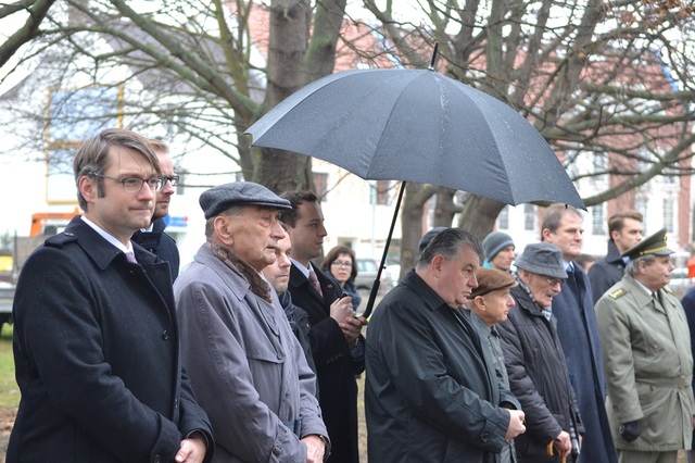 Účastníci pietního aktu v pražském Suchdole