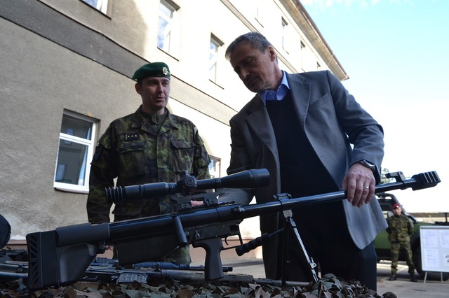 Ministr obrany Martin Stropnický při prohlídce výzbroje a výstroje 53. pPzEB v Opavě