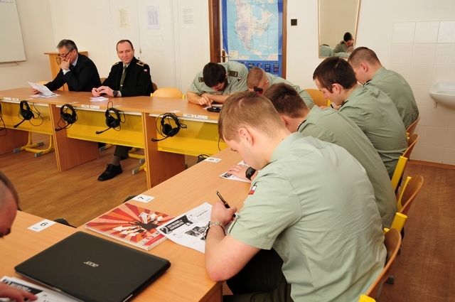 Studenti plní písemný úkol