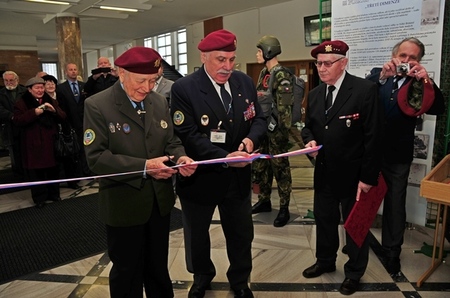 Výstava o výsadkovém vojsku nyní k vidění na Univerzitě obrany