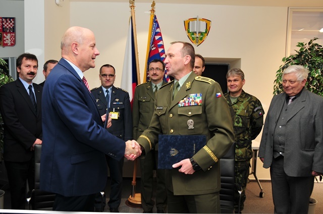 Generální ředitel společnosti RETIA Petr Novák a rektor-velitel UO Bohuslav Přikryl po podpisu smlouvy